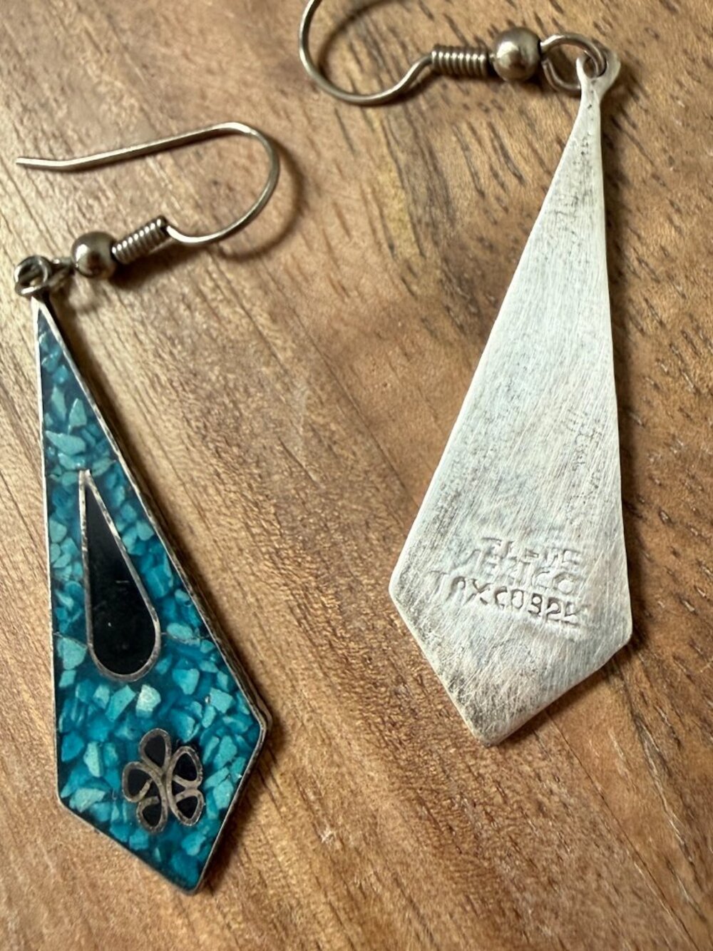 Beautiful Vintage Mexican Alpaca Silver Turquoise Chip Inlay Dangle Earrings - Picture 3 of 3